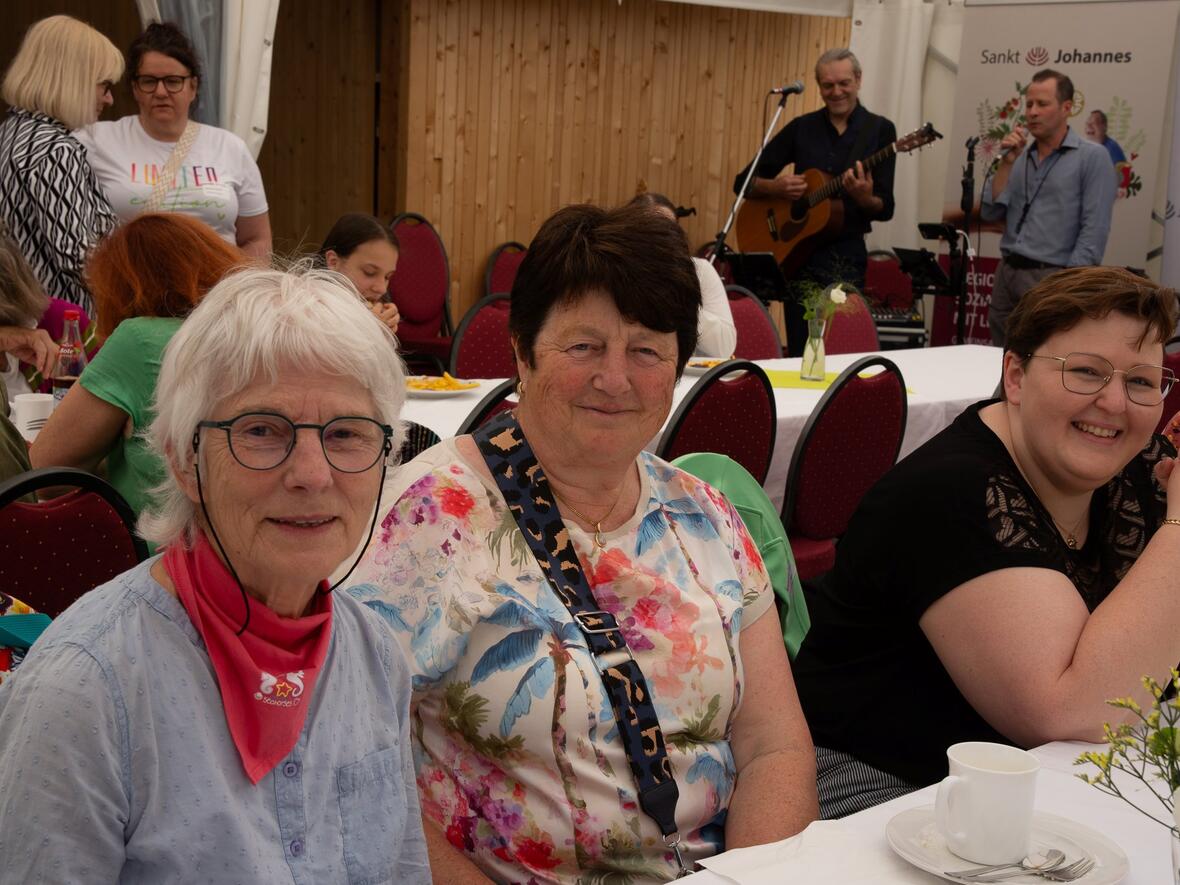Besucher genossen auch Kaffee und Kuchen bei Live-Musik