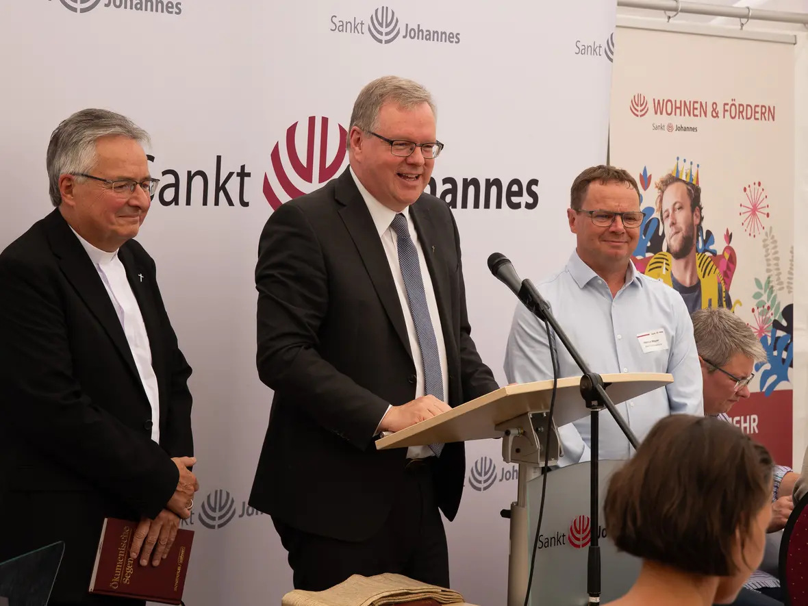 Pfarrer Steffen Schiller und Pfarrer Herber Kohler bei der Einweihung