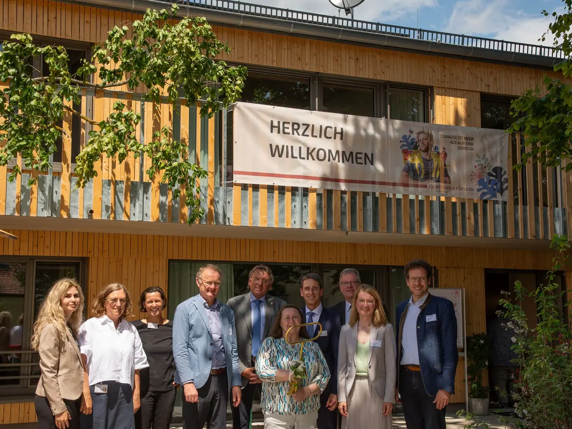 Symbolische Schlüsselübergabe zur Einweihung.