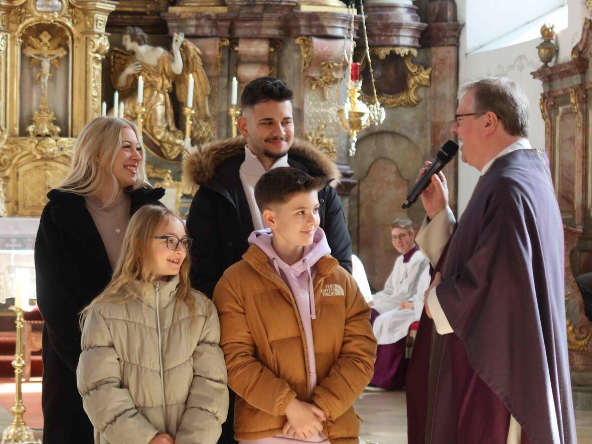 "War´s denn schwer heute aufzustehen für den Gottesdienst?" -"Nein"