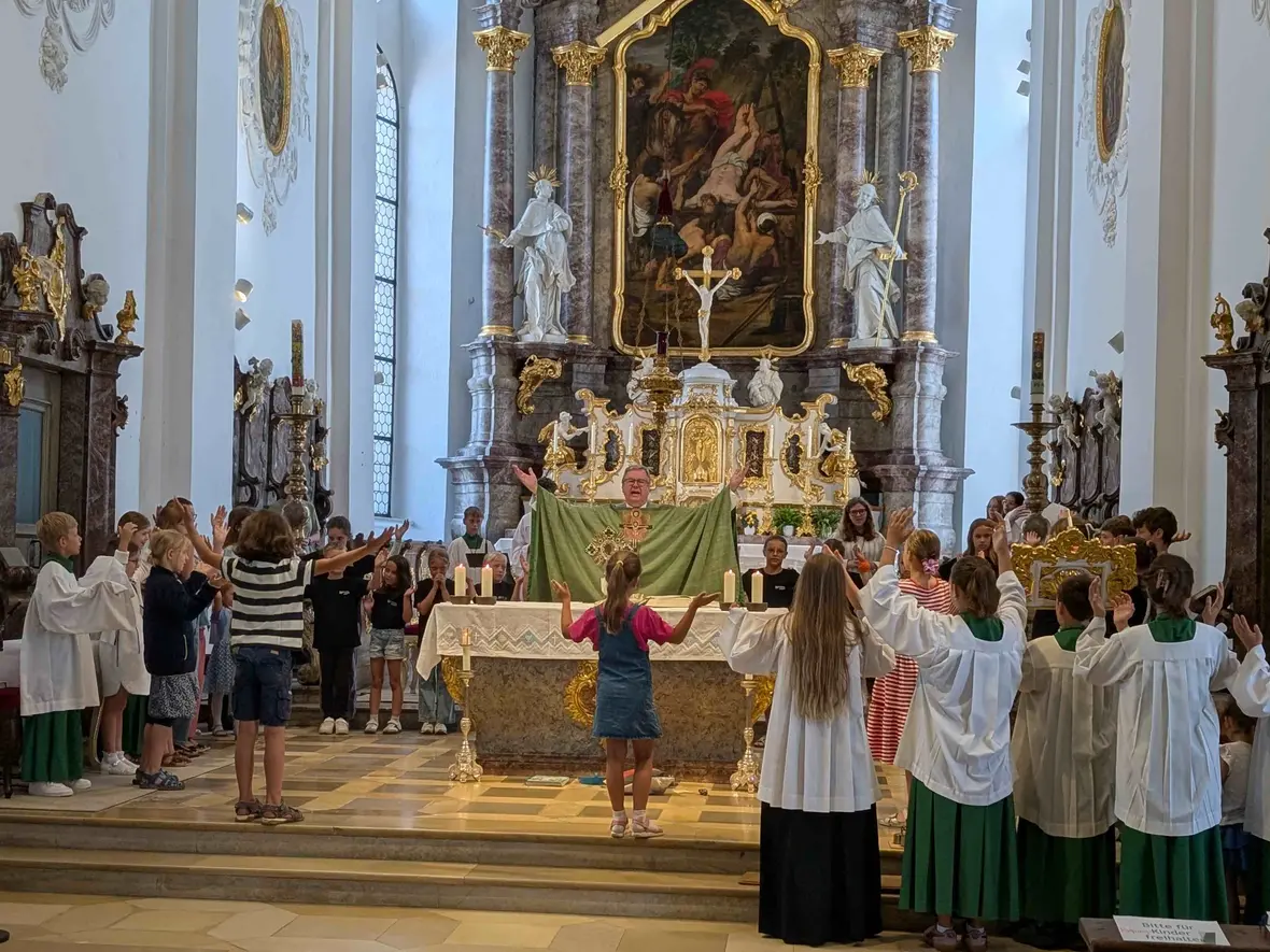 Zum Vater Unser versammelten sich die Kinder um den Altar und beteten mit dem ganzen Körper.