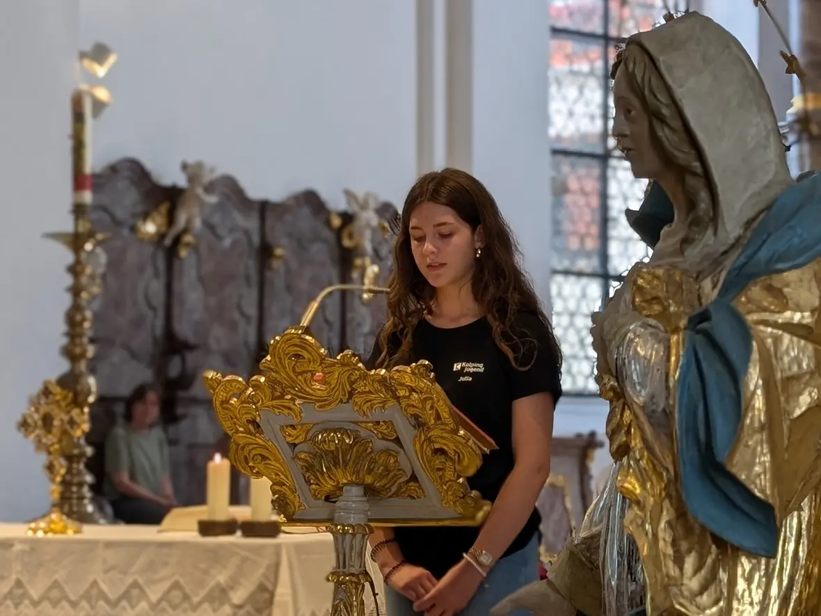 Die Lesung - vor den Augen der Gottesmutter Maria.