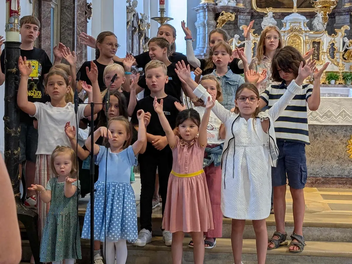 Der Kinderchor unter der Leitung von Margot Wienhardt war wie immer voller Begeisterung bei der Sache