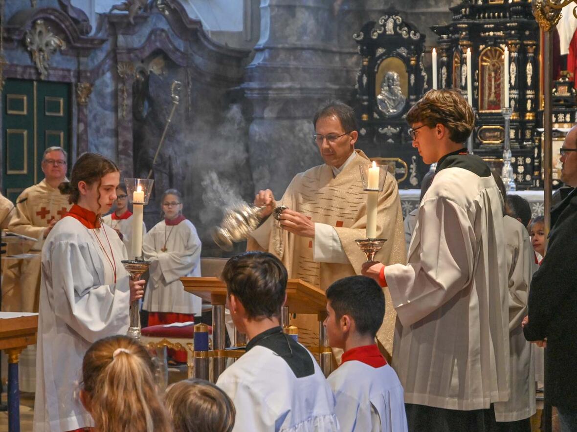 Kaplan Richard Reißner inzensiert vor der Verkündigung das Evangeliar.