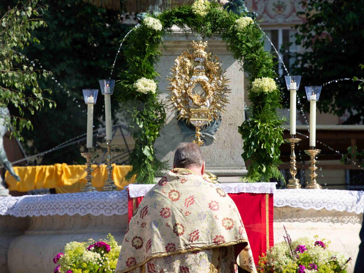 Das Allerheiligste auf dem Altar am Karlsplatz 