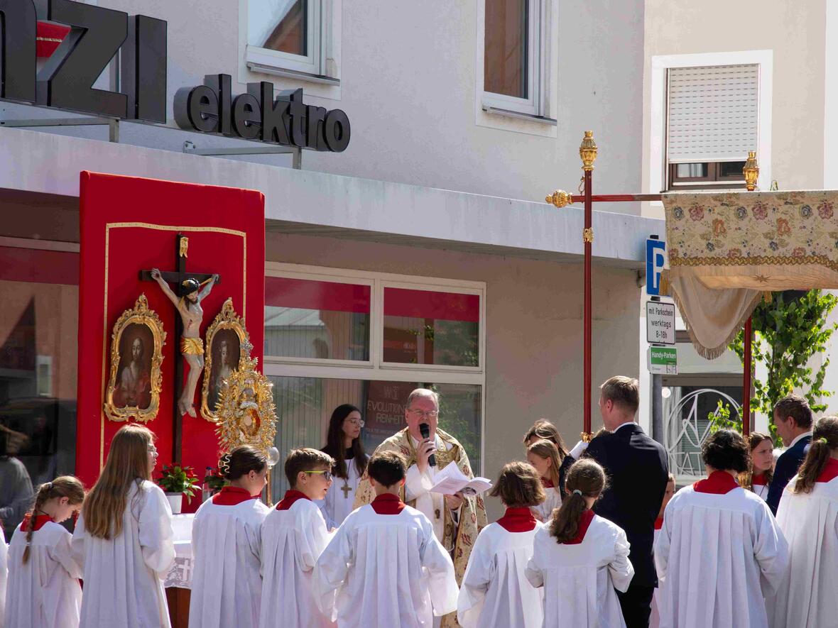 In der unteren Stadt das Gedenken an die grausamen Kriege und Konflikte 