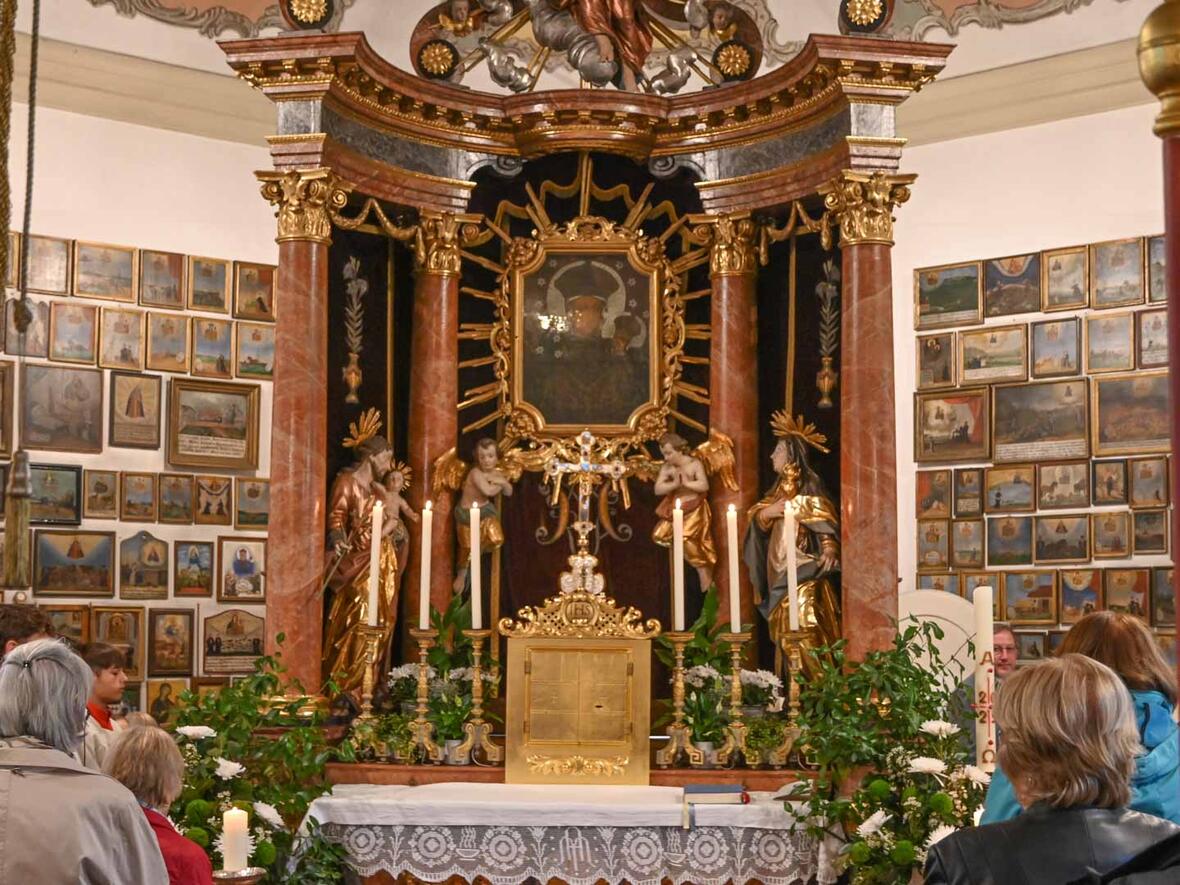 Der Altar in der Kahlhofkapelle mit dem Gnadenbild der schwarzen Madonna