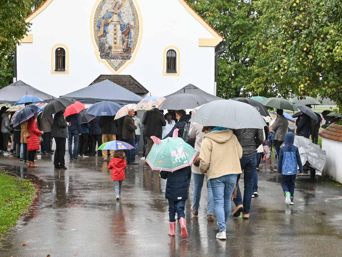Zum VaterUnser wollen die Kinder in der Kapelle sein. Diesmal benutzen sie den Eingang über die Sakristei.