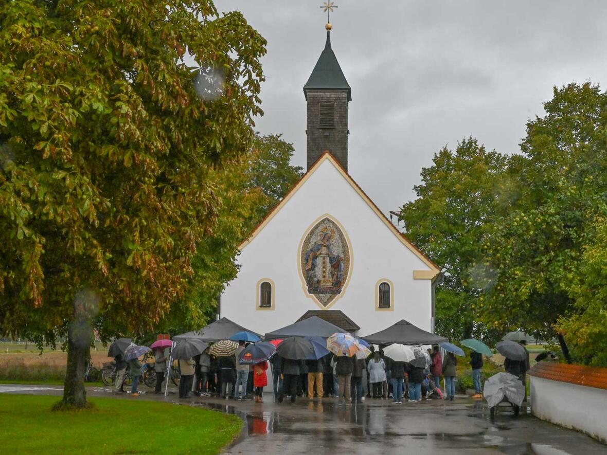 Die trockenen Plätze vor der Kapelle reichen fast aus und Schirme leisten ihren wichtigen Dienst.