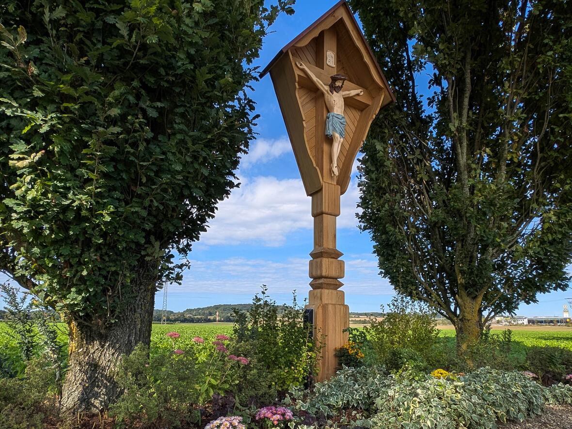 Das neue Wegkreuz am Kahlhofweg lädt zum Verweilen ein.