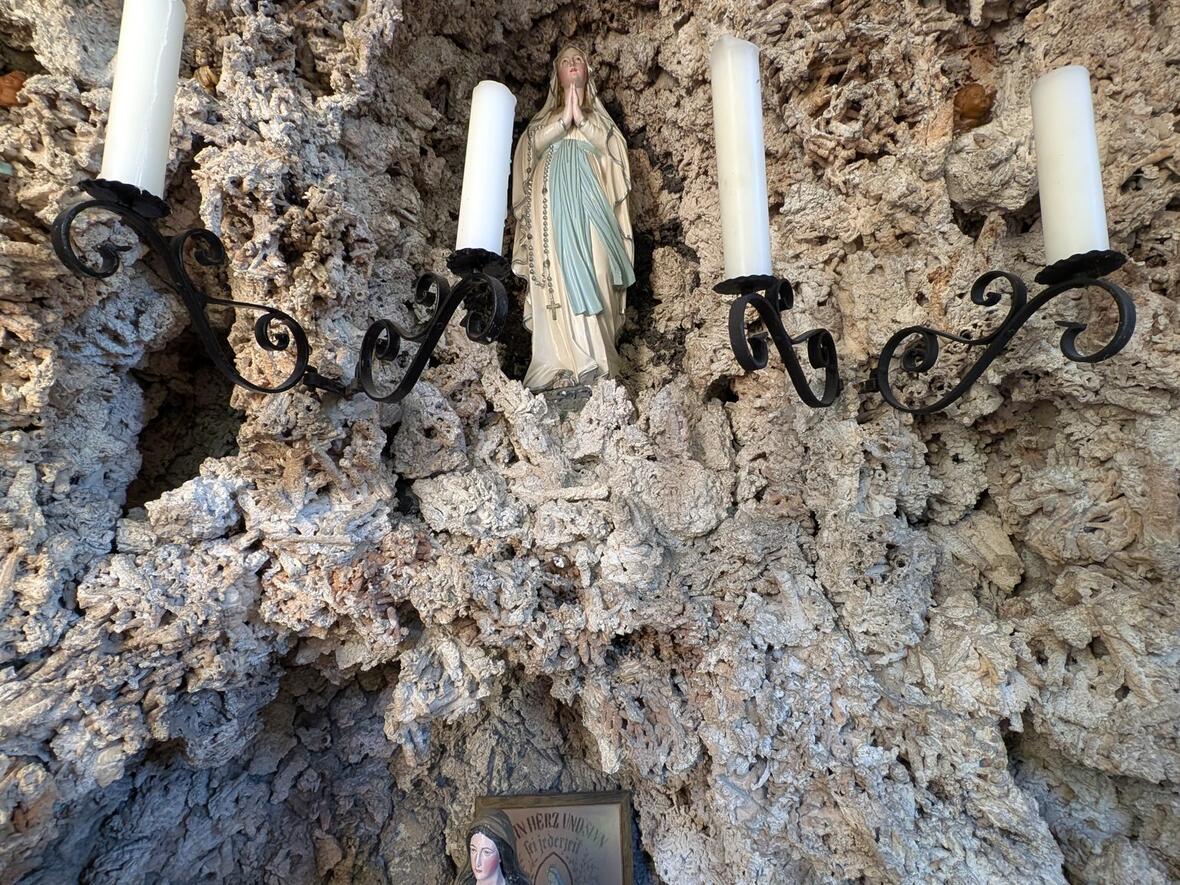 Die Mariengrotte im Innern der kleinen Kapelle