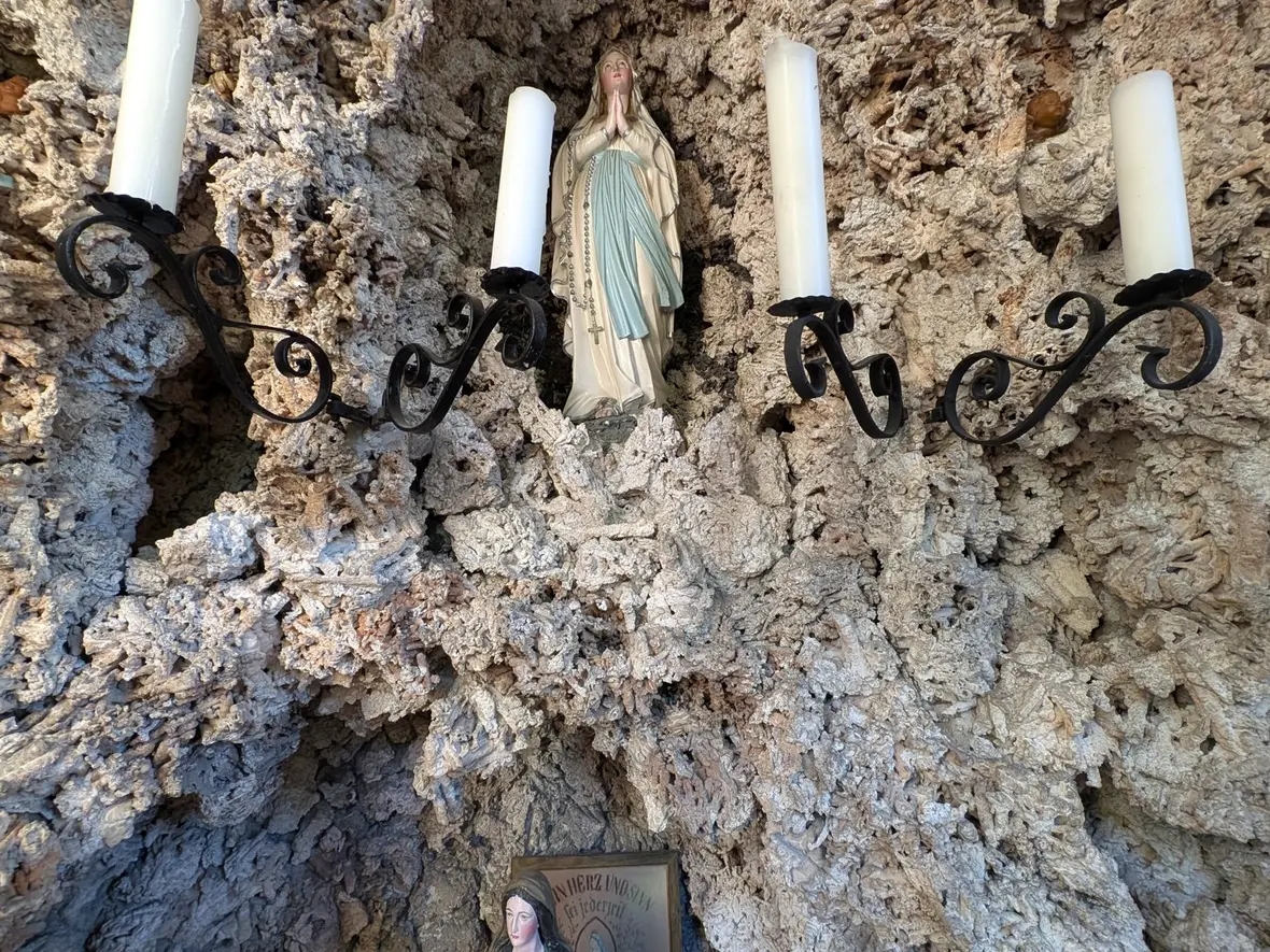 Die Mariengrotte im Innern der kleinen Kapelle