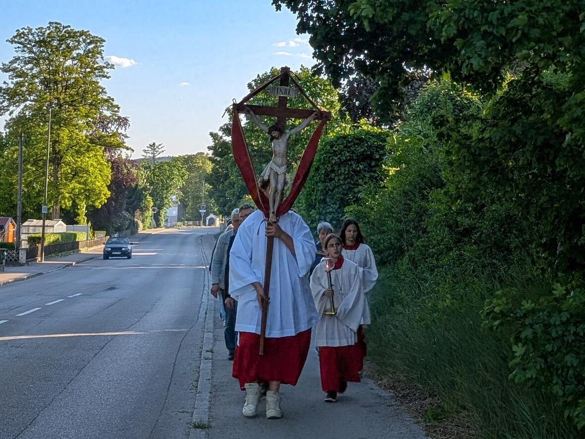 Die Ministranten begleiteten die Gruppe von der Kirche zur Weiglkapelle.