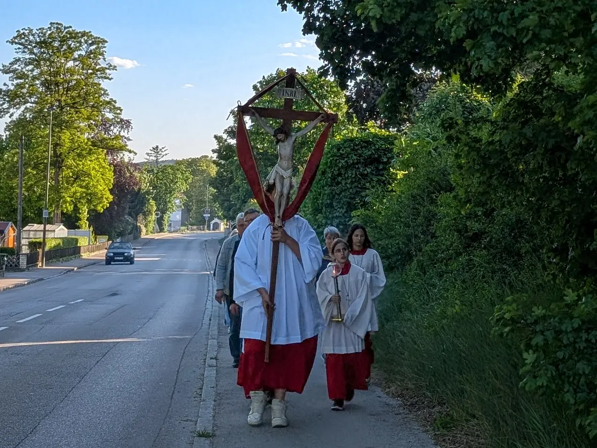 Die Ministranten begleiteten die Gruppe von der Kirche zur Weiglkapelle.