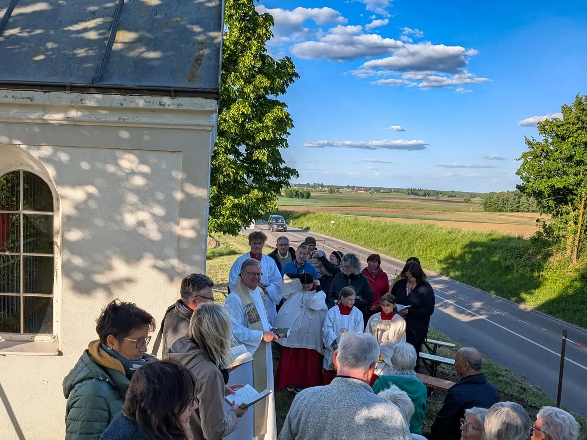 Eine schöne Gebetsgruppe versammelte sich am Ortseingang von Rohrenfels.