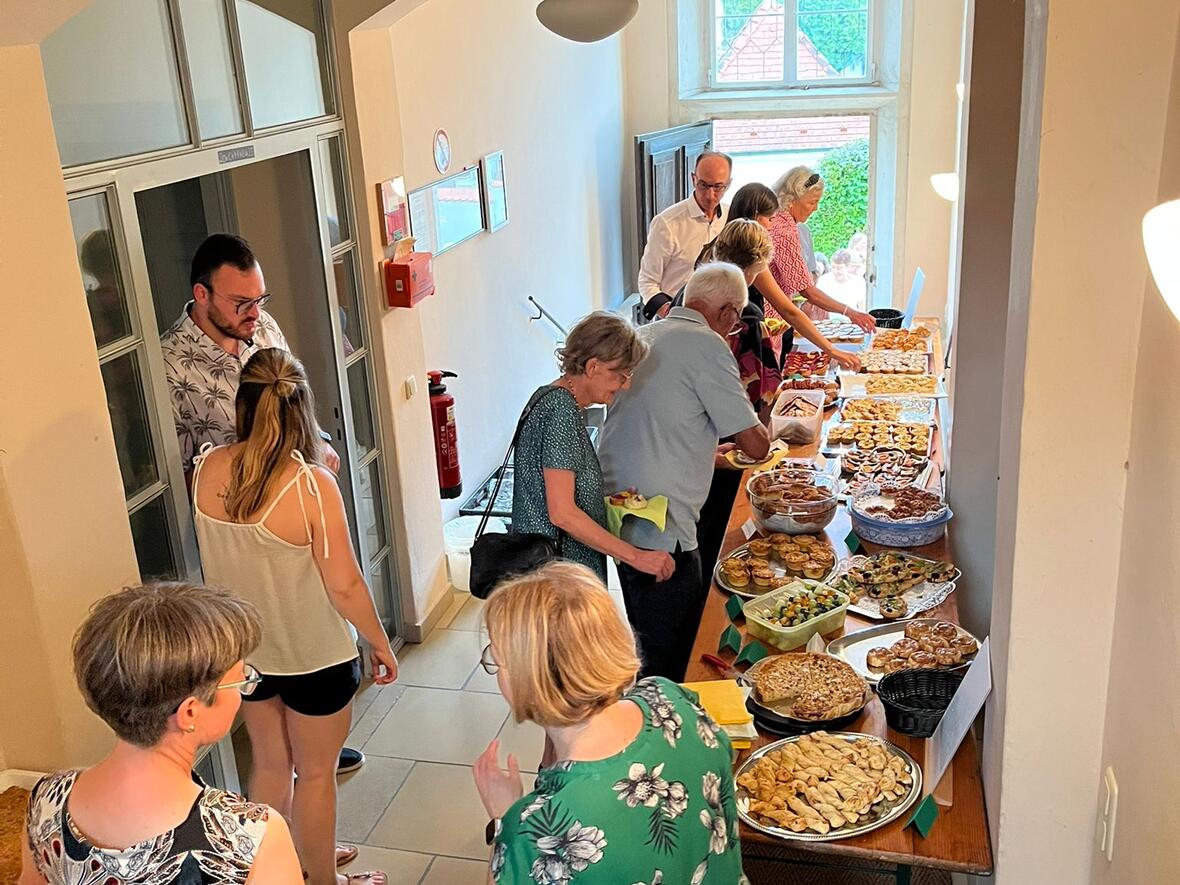Fleißige Helferinnen und Helfer hatte feine Köstlichkeiten vorbereitet.