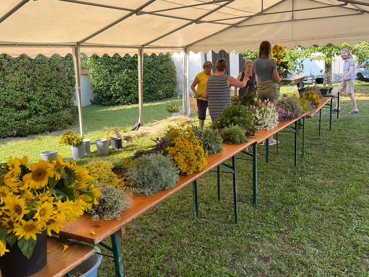 Auch hier wurde im Vorfeld fleißig gearbeitet, um jede Menge Kräuterbuschen vorzubereiten.