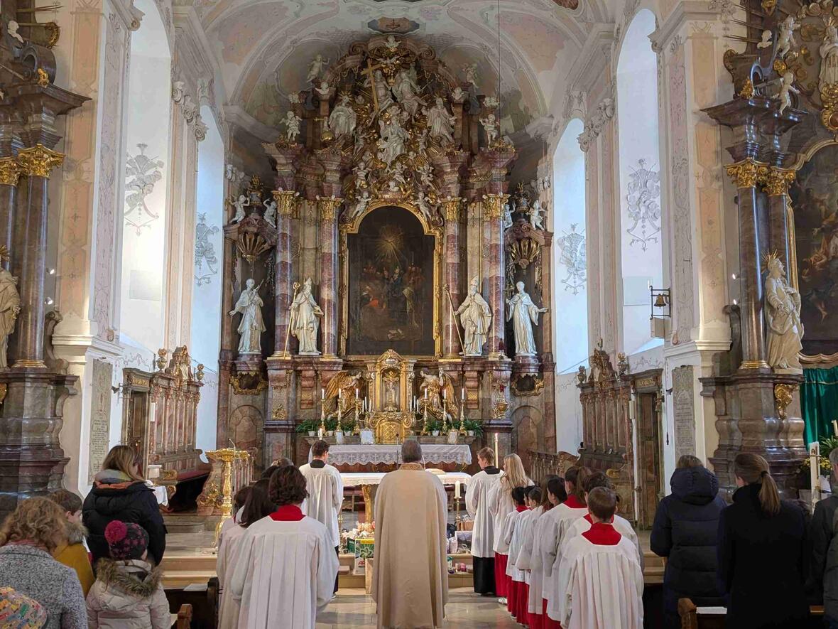 Eine lange Minischar begleitete Pfarrer Kohler beim Einzug in Hl. Geist.
