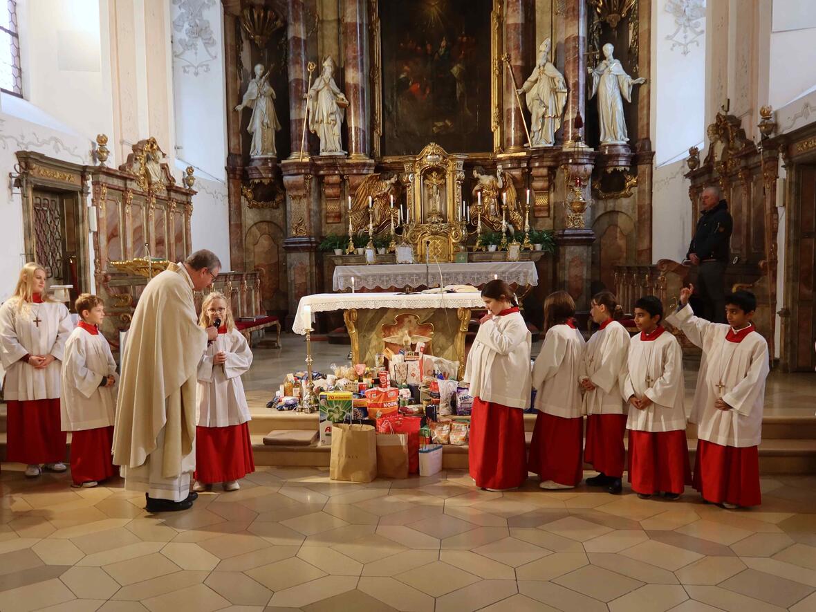 Der Blick ging auch zu den Spenden für die Tafel.