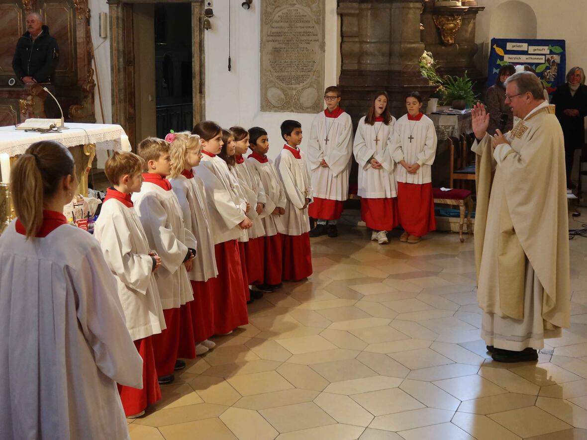Mit dem Segen von Pfarrer Kohler traten die neuen Minis in ihren Dienst ein.
