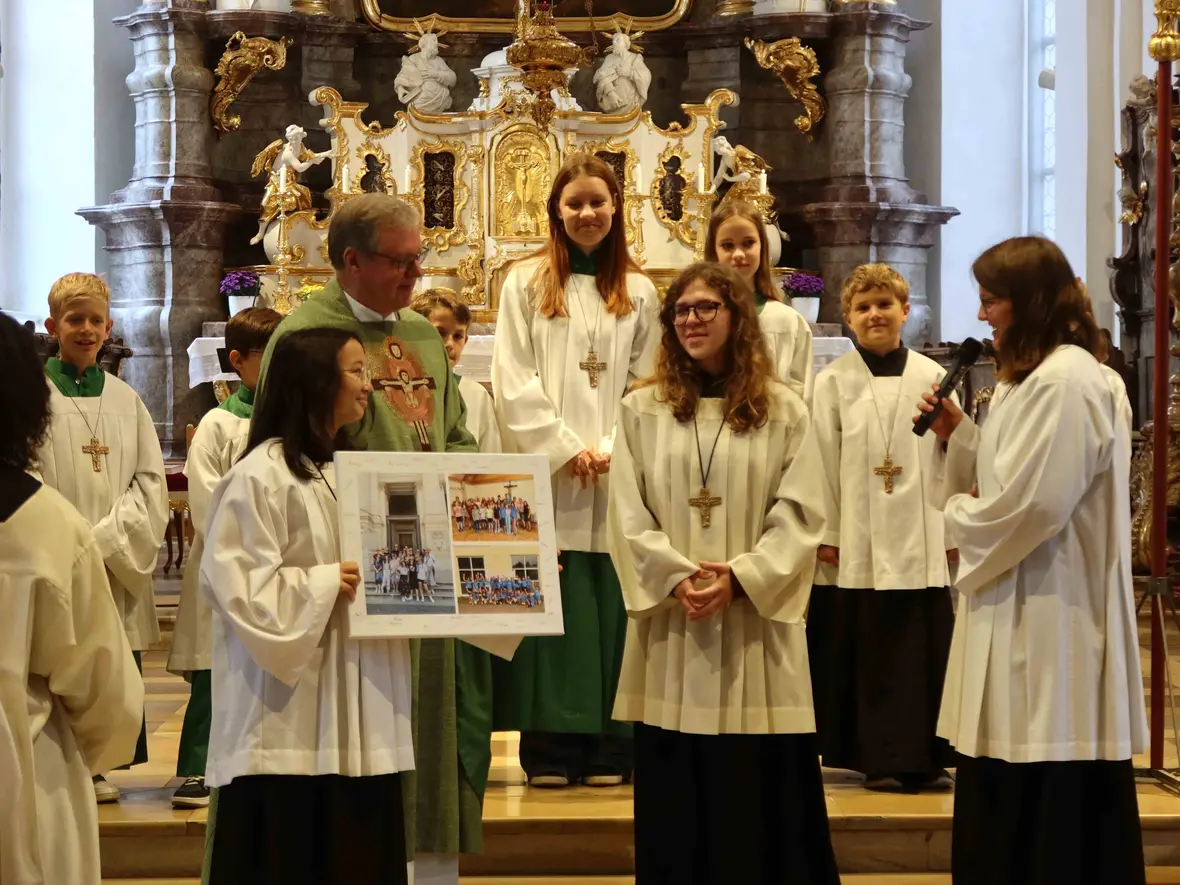 Die Ministranten von St. Peter mit dem Abschiedsgeschenk für Oberministrantin Luisa