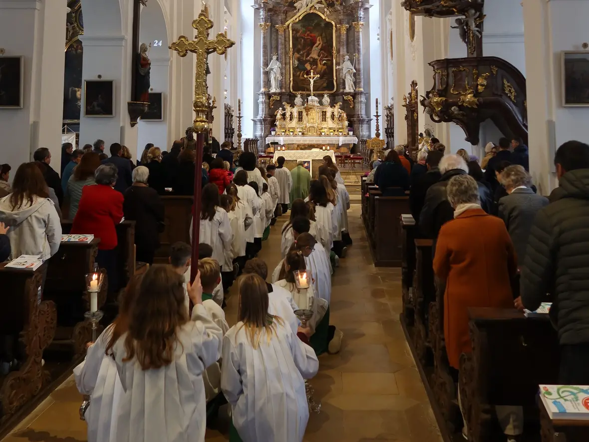 Die Minireihe war fast so lang wie das ganze Kirchenschiff.