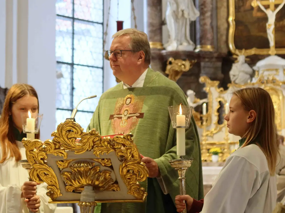 oder das Tragen der Leuchter sind wichtige Beiträge im Gottesdienst.