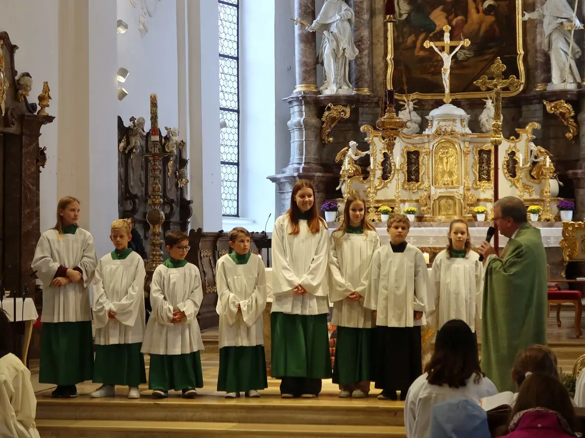 Im Familiengottesdienst wurden eine ganze Reihe neuer Minis aufgenommen