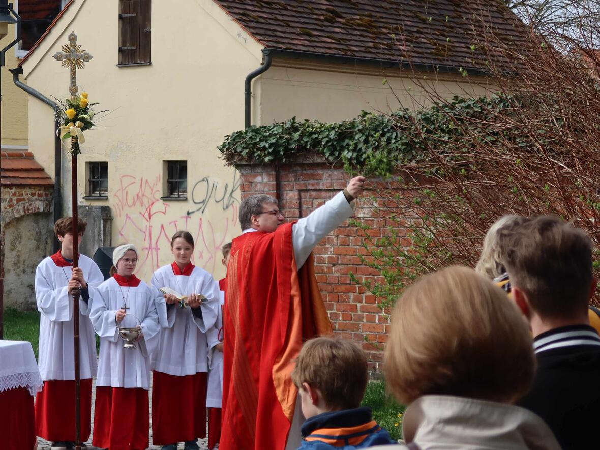 Die Segnung der Palmbüschel, mit denen Gläubige auch heute noch Christus als König feiern