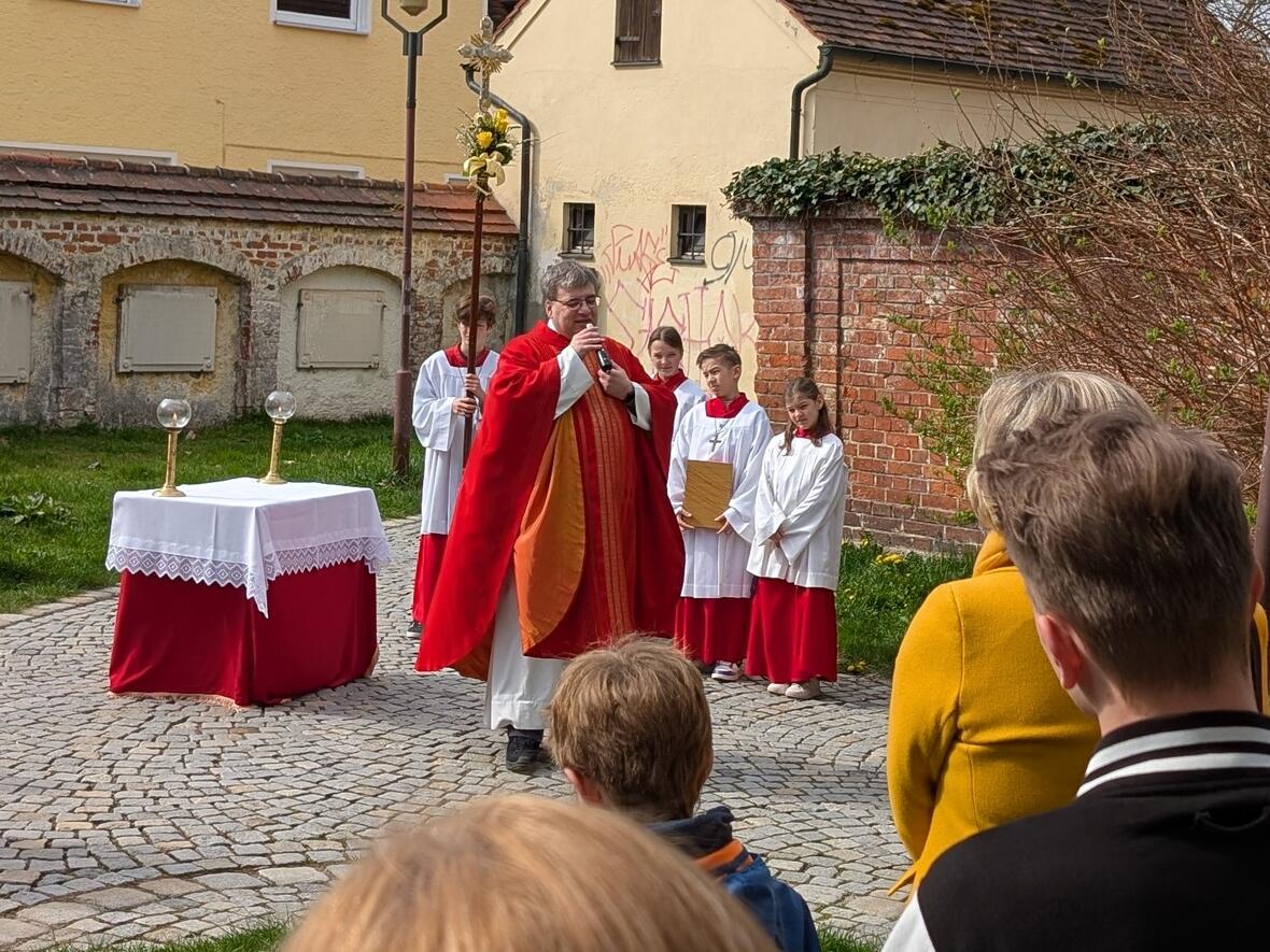 Bei schönstem Wetter konnte Pfr. Dominic Leutgäb im Pfarrgarten das Evangelium vom Einzug Jesu in Jerusalem vortragen...