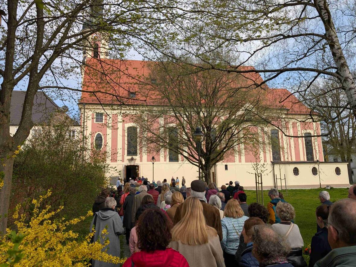 ... und mit den Gläubigen in die Kirche einzog.