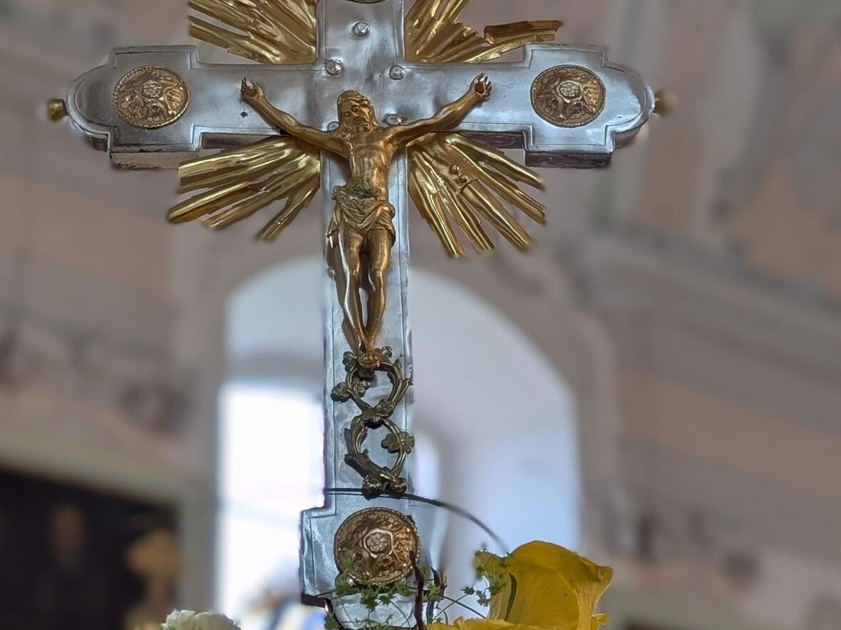 Das Kreuz - geschmückt mit Palmbüschel.