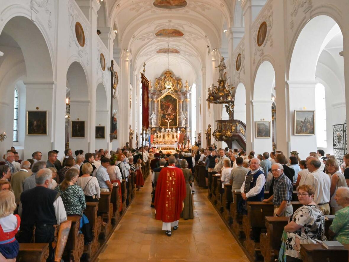 Festlicher Einzug in die Pfarrkirche