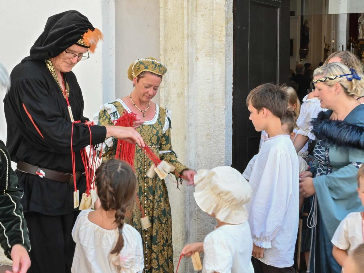 Am Ausgang gab´s noch eine Holzplakete als Andenken.