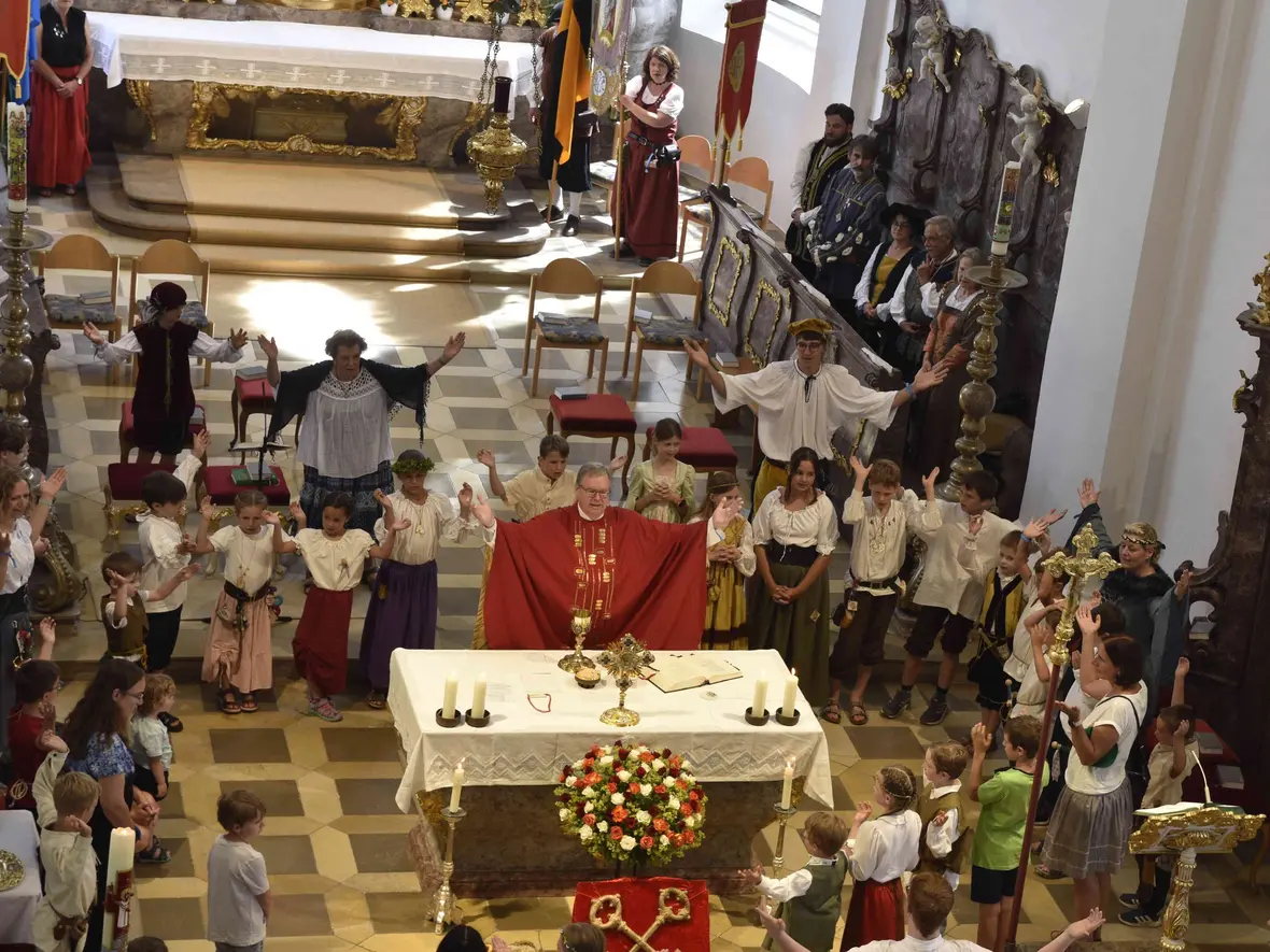 Zum Vater-Unser kamen die Kinder an den Altar