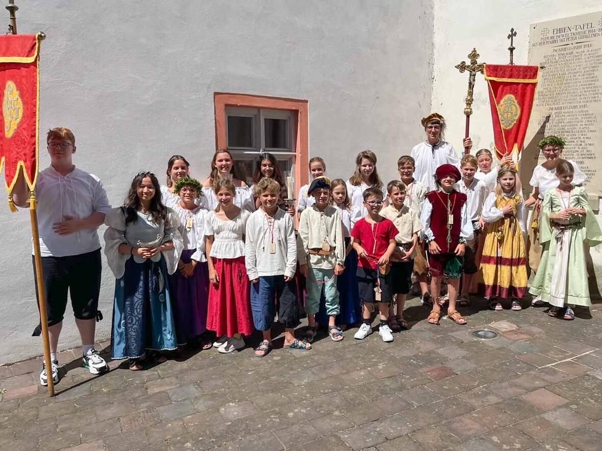 22 Minis im Schloßfestgwand beim Gruppenbild mit Fahnen 