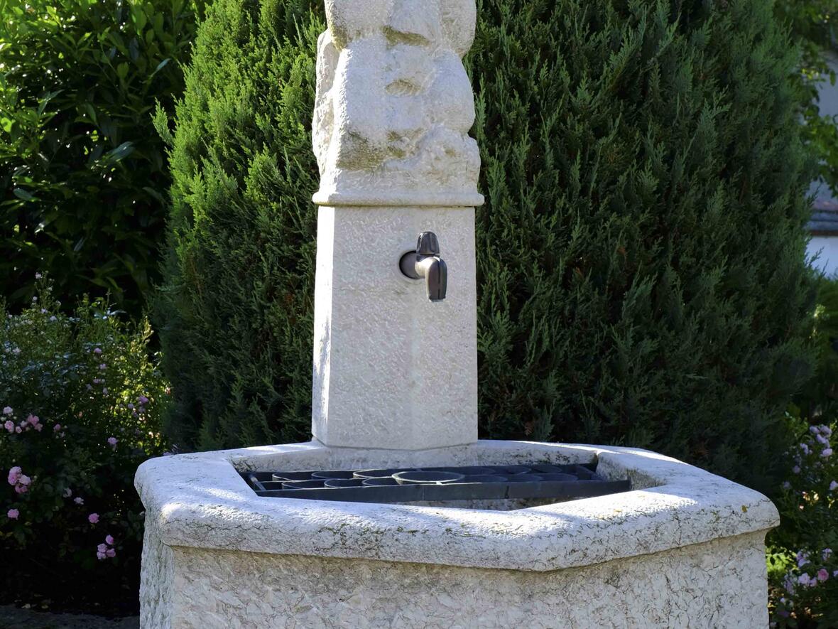 Steinbrunnen am Sehensander Friedhof