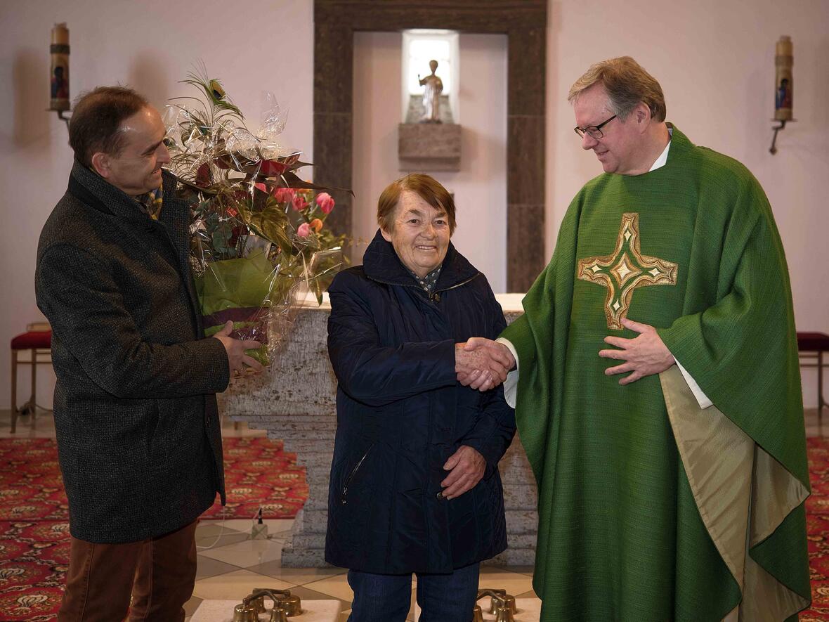 Pfarrer Kohler und Josef Alt bedanken sich bei Gerda Fink.
