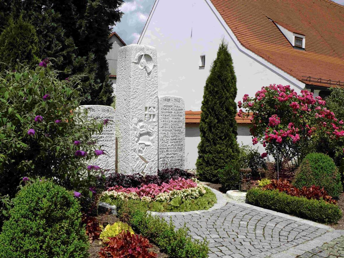 Die Friedhofsanlage braucht viel Pflege und Wasser.