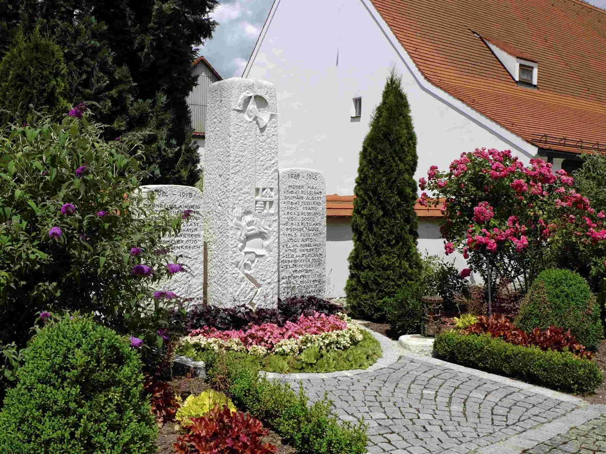 Die Friedhofsanlage braucht viel Pflege und Wasser.