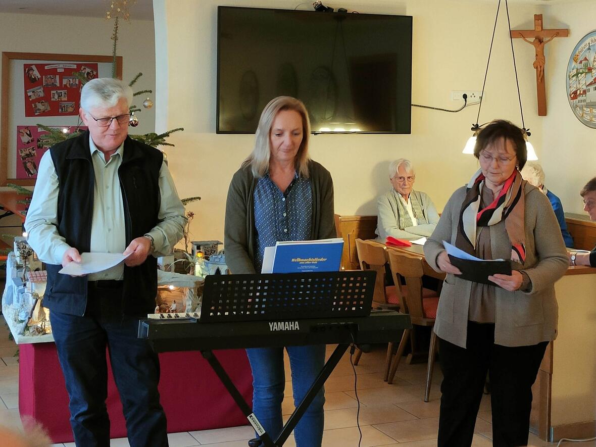 Musikalische Unterhaltung durch den Dreigesang mit Maria Huneker, Hannelore Braun und Herbert Heckl