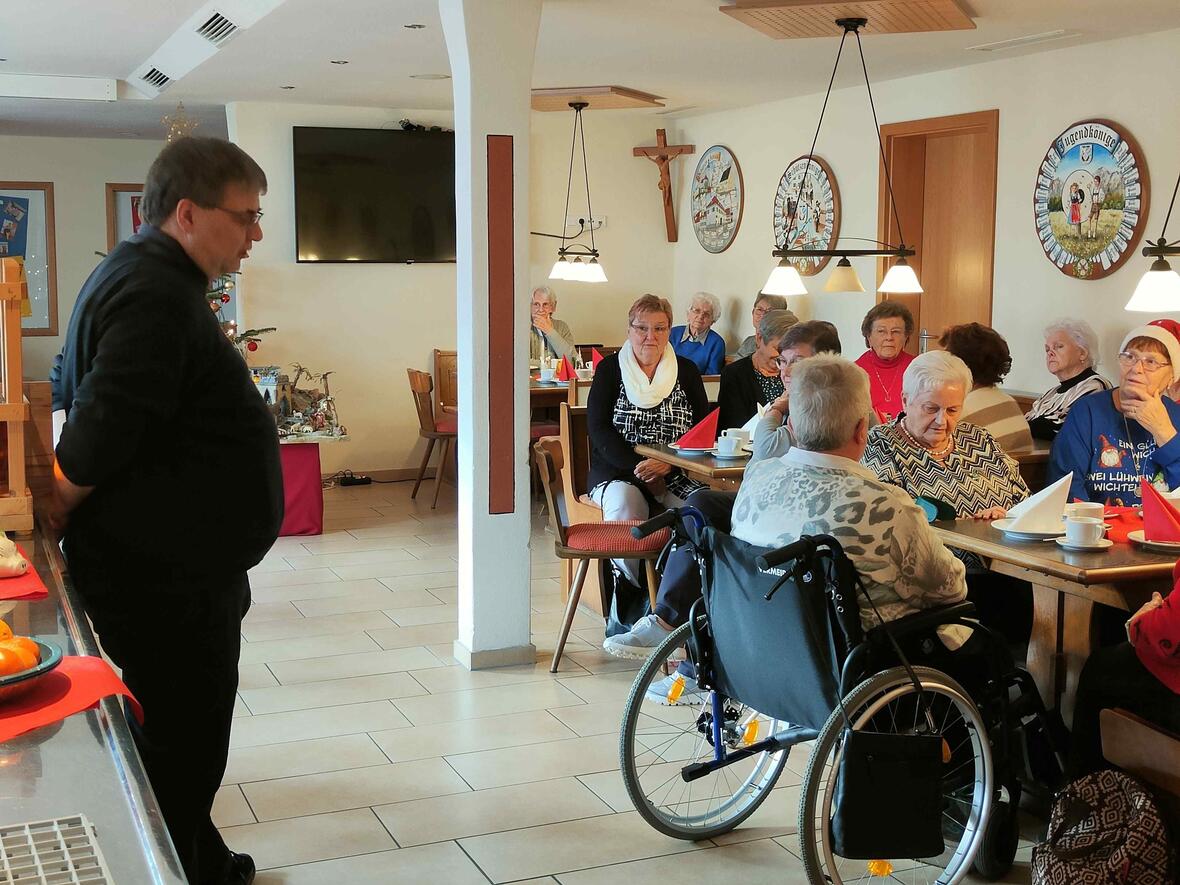 Pfarrer Dominic Leutgäb mit ein adventlichen Impulsen.