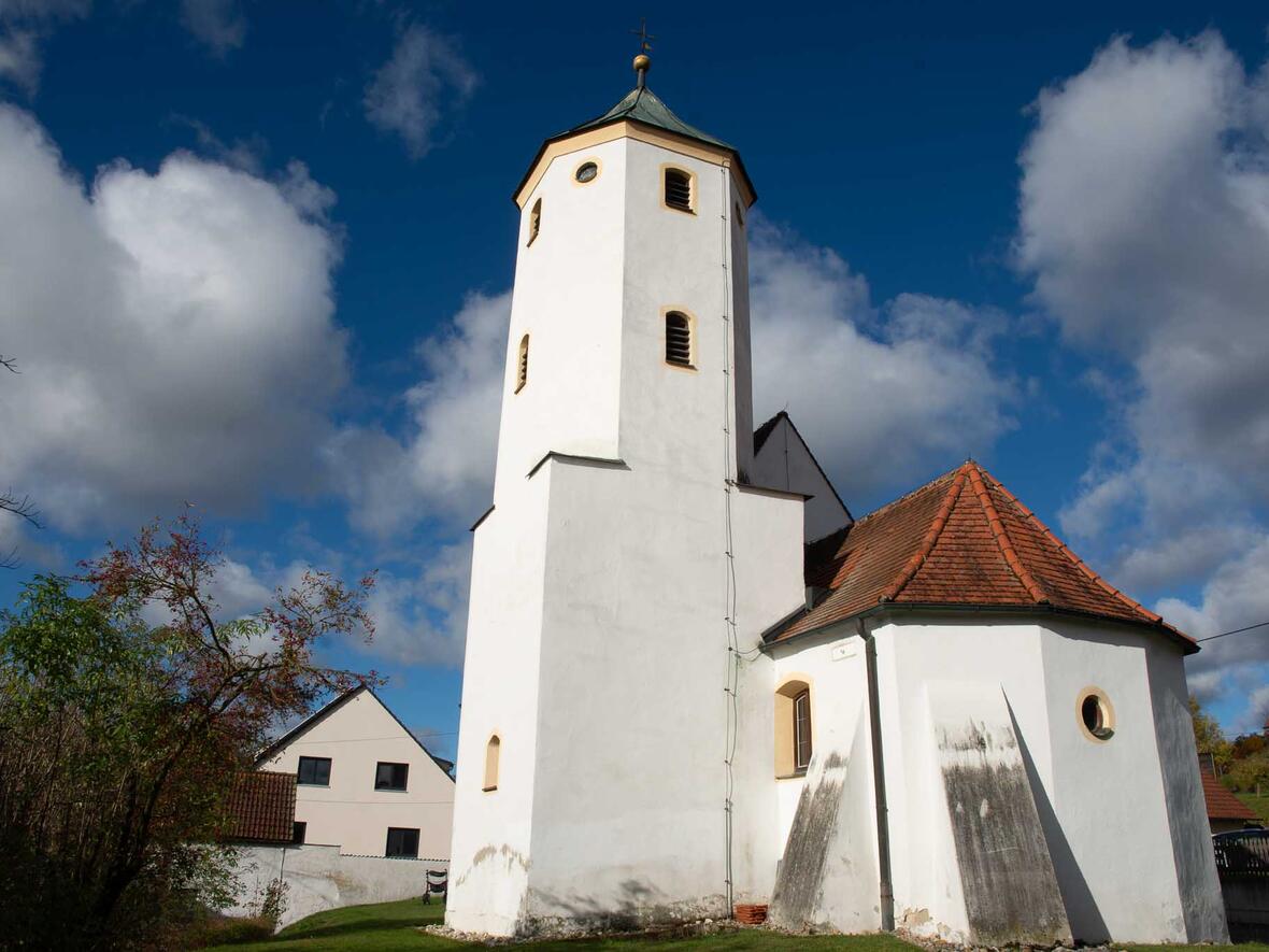 St Leonhard in Laisacker - die Außenanstrich kommt noch.