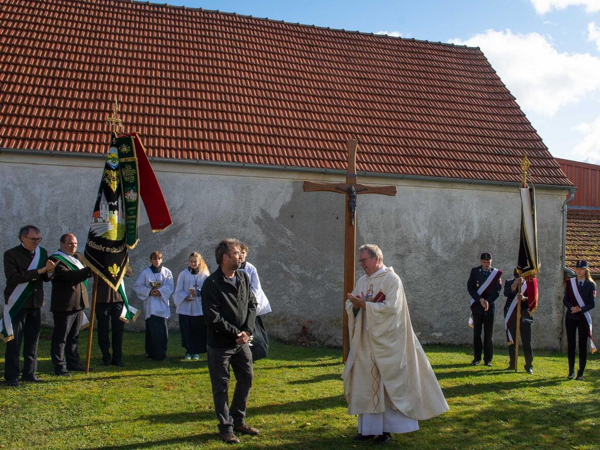 Pfarrer Kohler dankte Schreinermeister Göbel für das Holzkreuz