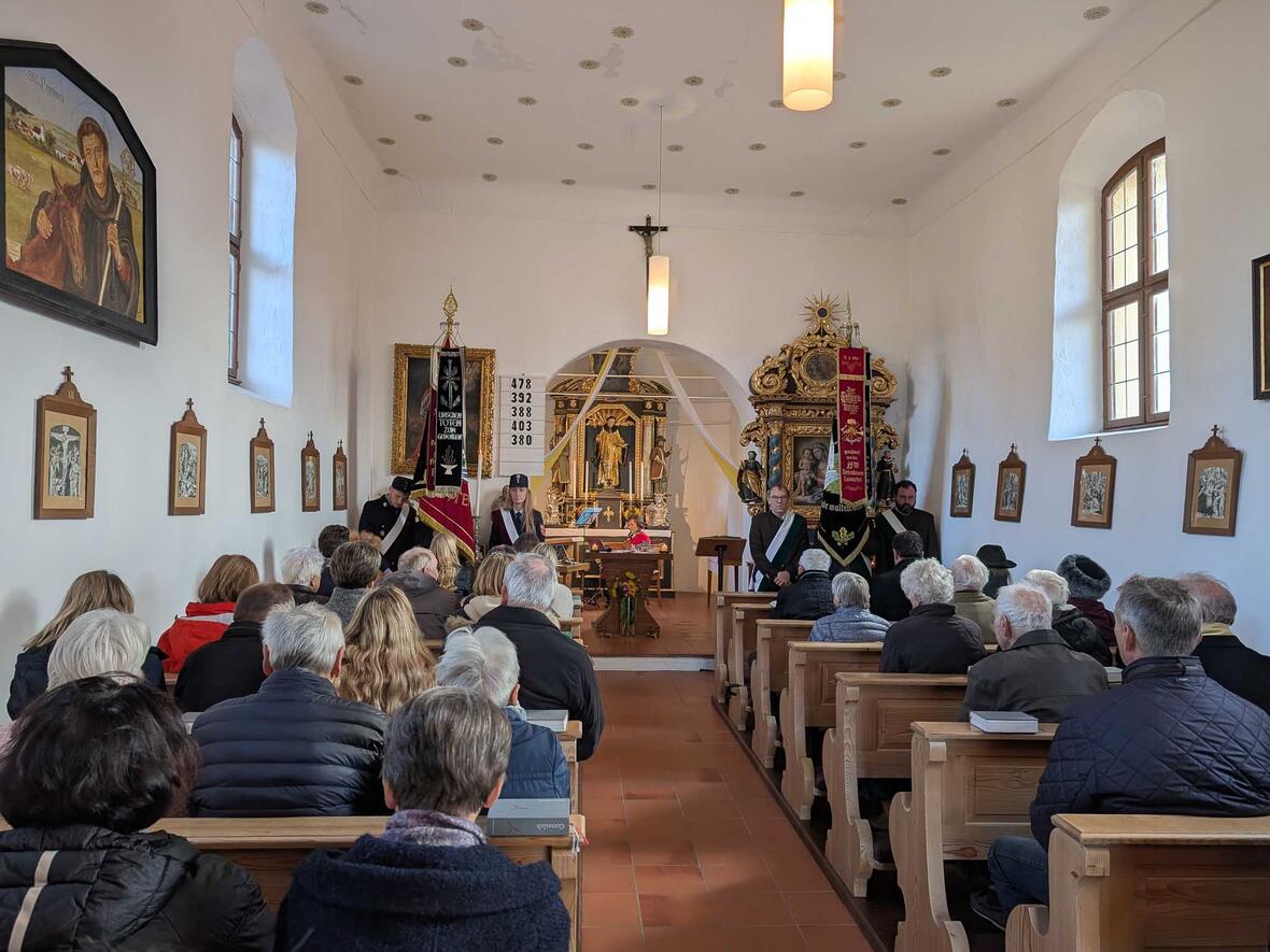Die kleine Kirche St. Leonhard - endlich wieder ein Gottesdienst.