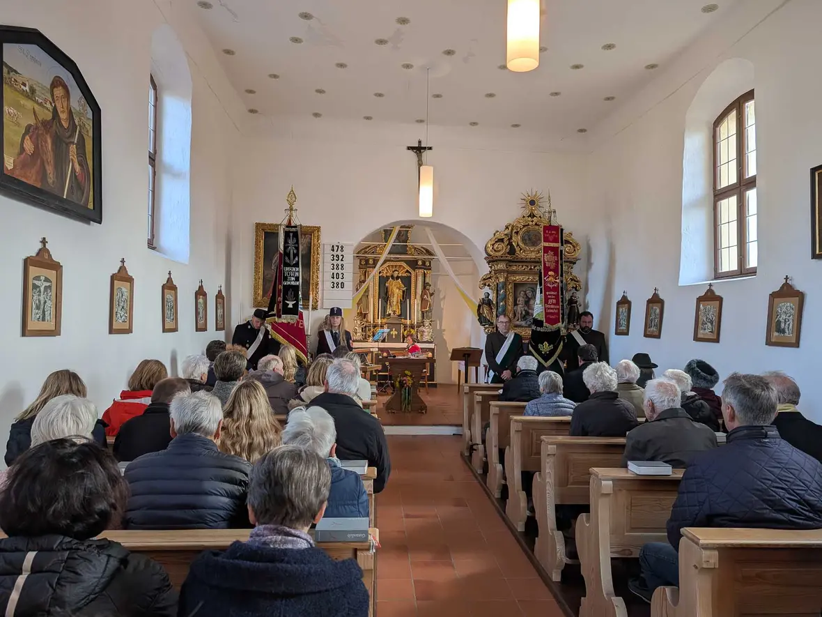 Die kleine Kirche St. Leonhard - endlich wieder ein Gottesdienst.