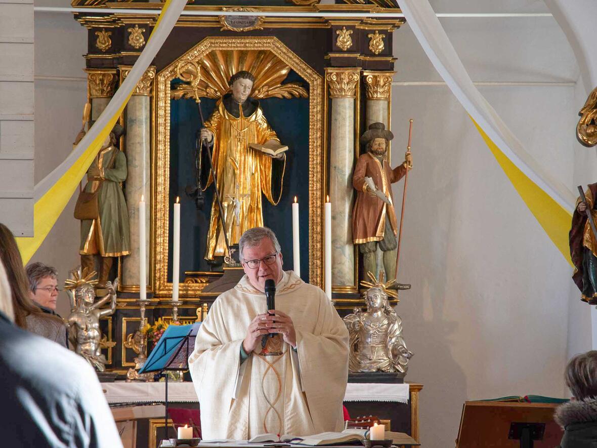 Der Heilige Leonhard hat wieder seinen Platz am Altar.