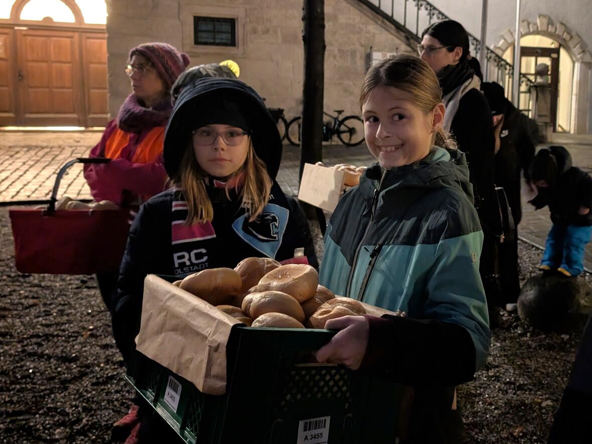 Am Ende wurden Martinsbrote verteilt, ideal zum Teilen - wie St. Martin