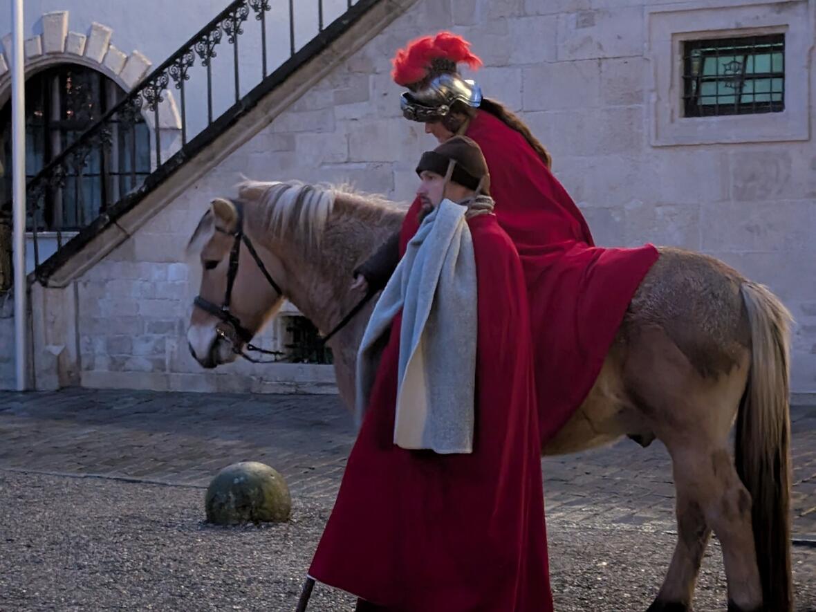 ... und teilt mit ihm seinen Mantel.