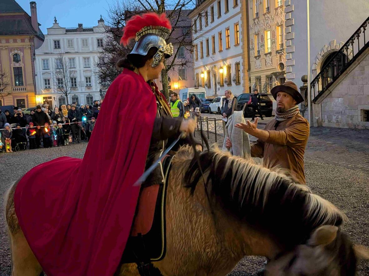 Der heilige Martin auf seinem Pferd aber sieht ihn und hält an.